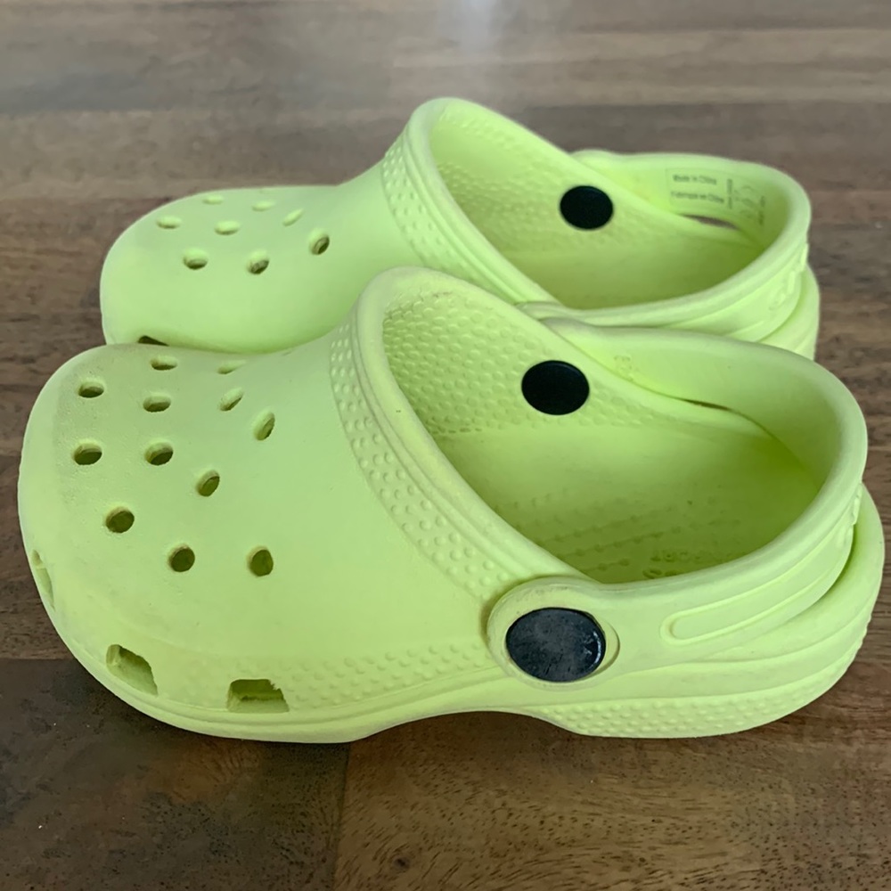 Crocs Child Classic Clogs Toddler size 7 in Lime Zest